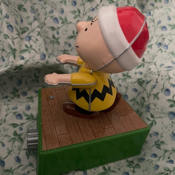 Hallmark Charlie Brown Holiday Decor with 2017 Music & Motion figure - Picture 2 of 5